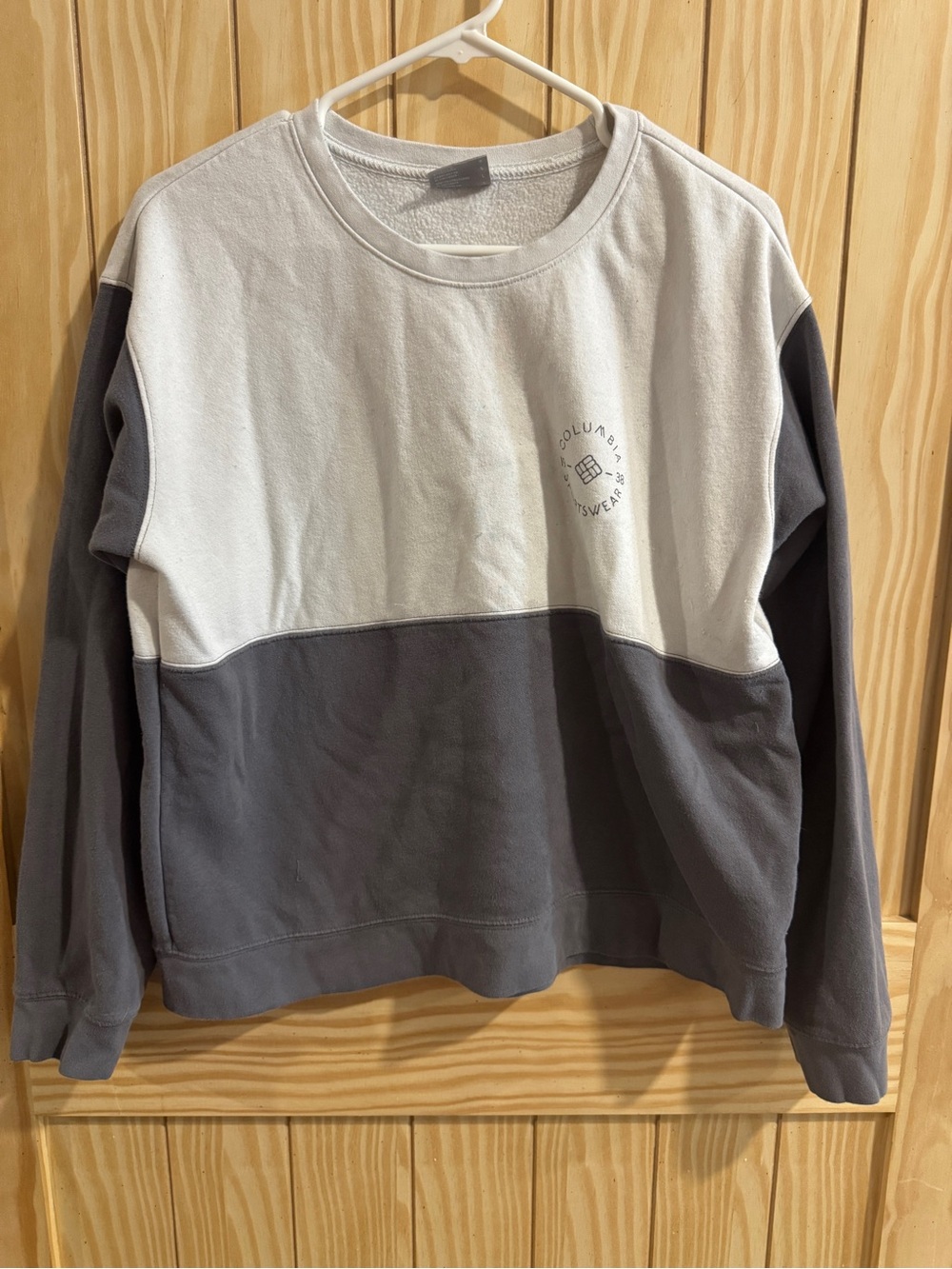 Columbia Brand White and Grey Cropped Swetashirt